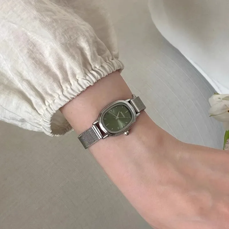 Reloj verde con esfera ovalada - Luxury Watch Lady reseña y precio